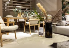 Nog een noviteit is het keramiek. Om de nieuwe aardetinten te complementeren, introduceert 4 Seasons Outdoor het Sabia Pana keramiek. Een levendige lichte steenlook kan gecombineerd worden met zowel teak tafels als tafels met een Terre rvs onderstel.